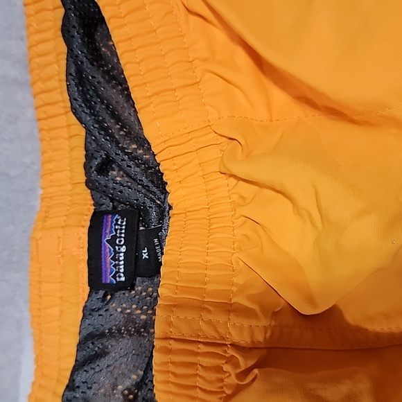 New Patagonia Men's Baggies Shorts 5"  Bright Orange Run Sports - Picture 3 of 13